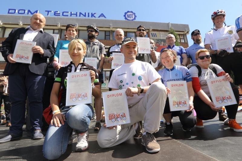 Gdańszczanie, którzy dojeżdżając do pracy na rowerze wykręcili najwięcej km dla drużyny miasta w ECC. Dumni - odbierają nagrody podczas WPR