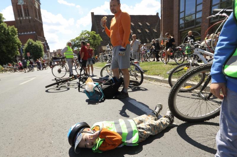 Wielki Przejazd Rowerowy, w tym roku do gdańszczan startujących z ul. Rajskiej dobił m.in. peleton z Tczewa. Mały rowerzysta odpoczywa