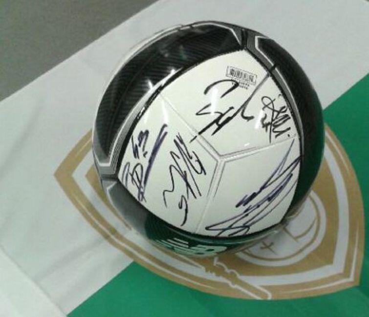 Piłka nożna z autografami zawodników Lechii Gdańsk...