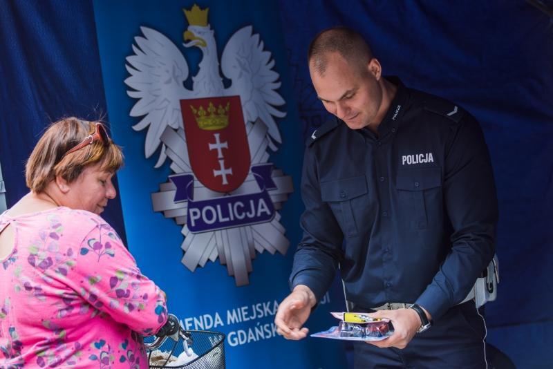 Policjant w rozmowie z rowerzystką podczas Tygodnia Mobilności Aktywnej w Gdańsku w 2016 r.