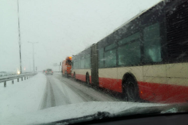Zepsuty autobus miejski, holowany na Trasie Sucharskiego przez samochód techniczny ZTM - poniedziałek, 16 stycznia, ok. godz. 9.30