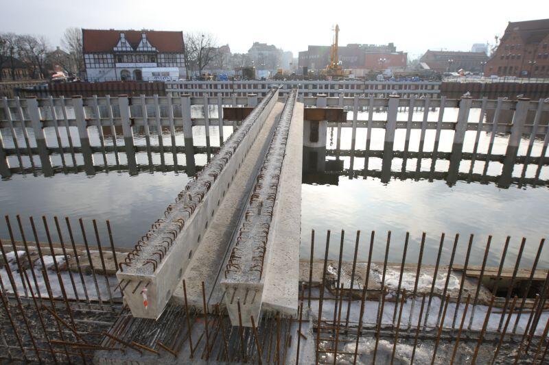 Na Motławie montowany jest już pierwszy element stałej części kładki