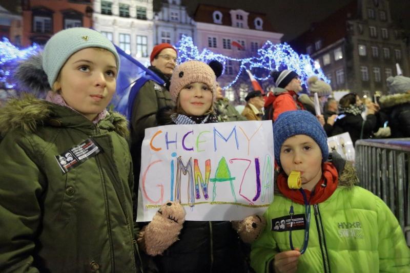 Gdańscy uczniowie na Długim Targu podczas protestu przeciwko reformie edukacji, 19 grudnia 2016 r. Czy pójdą do szkoły 10 lutego?