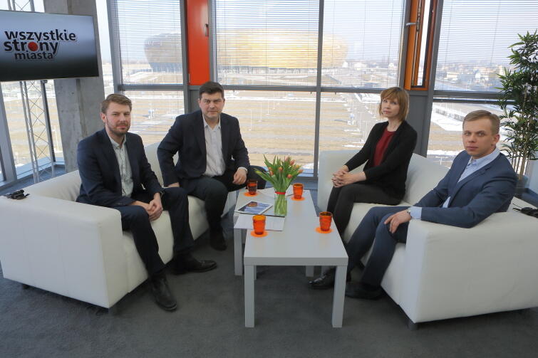 Od lewej: Michał Szymański z ZDiZ, redaktor naczelny Gdańsk.pl Roman Daszczyński, inż. architekt Anna Golędzinowska i Leszek Miazga - wiceprezes Rady Ogólnopolskiej Izby Gospodarczej Reklamy Wielkoformatowej.