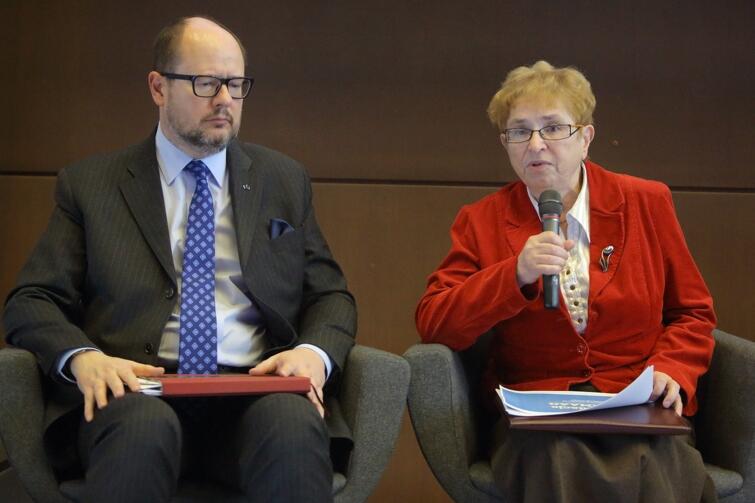 Paweł Adamowicz - prezydent Gdańska oraz Krystyna Szymańska - dyrektor fundacji Agencja Monitoringu Regionalnego Atmosfery Aglomeracji Gdańskiej podczas poniedziałkowej konferencji