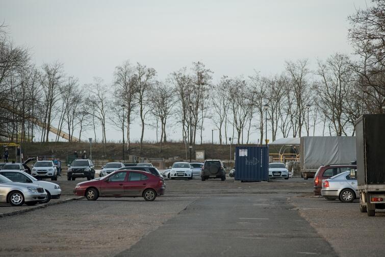 Prywatne parkingi i ulice blisko plaży przeżywają w czasie wakacji prawdziwe oblężenie turystyczne. Wprowadzenie opłat za parkowanie ma zniechęcić do pozostawiania samochodu w pobliżu plaży