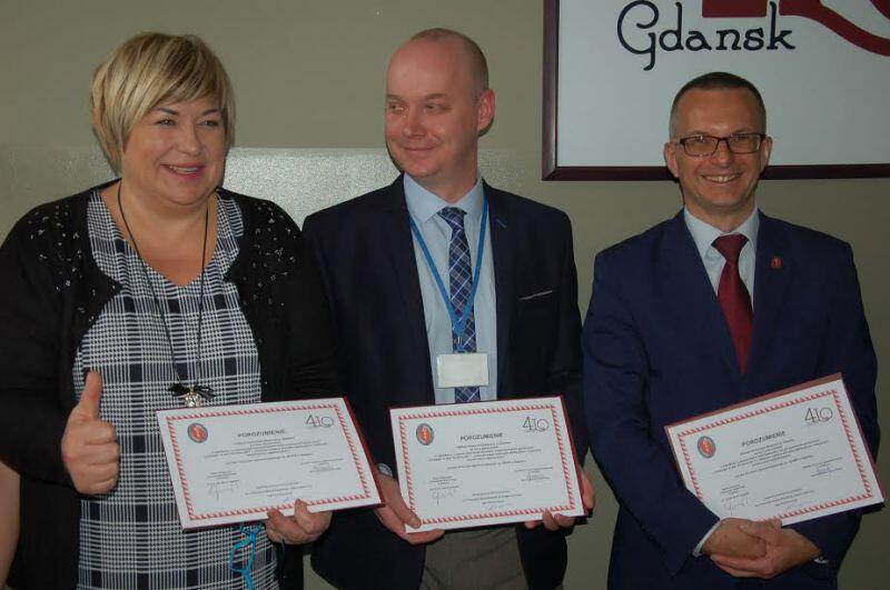 Nz Elżbieta Januszewska dyrektor IV Liceum Ogólnokształcącego, Grzegorz Kryger zastępca dyrektora Wydziału Rozwoju Społecznego i prof. Marcin Gruchała, rektor Gdańskiego Uniwersytetu Medycznego podpisali porozumienie dot. stworzenia klasy o profilu ratownik medyczny