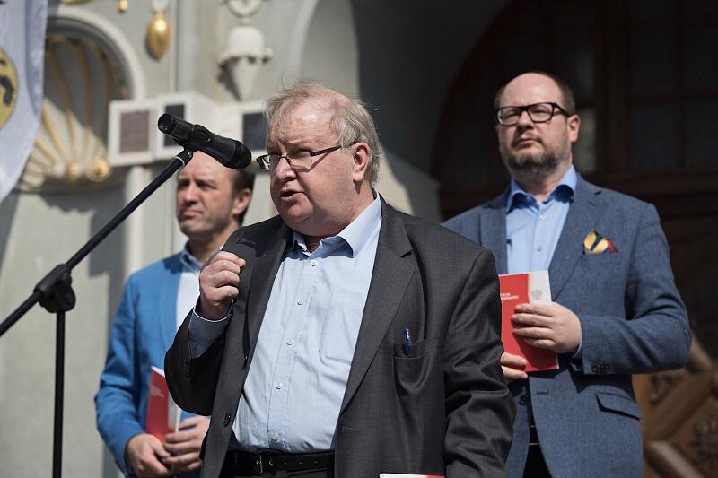 Mówi Aleksander Hall, w tle marszałek województwa pomorskiego Mieczysław Struk i prezydent Gdańska Paweł Adamowicz