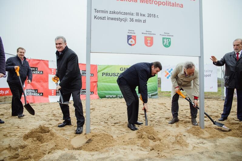 W piątek, 28 kwietnia, wbito pierwszą symboliczną łopatę pod budowę szkoły metropolitalnej w Kowalach