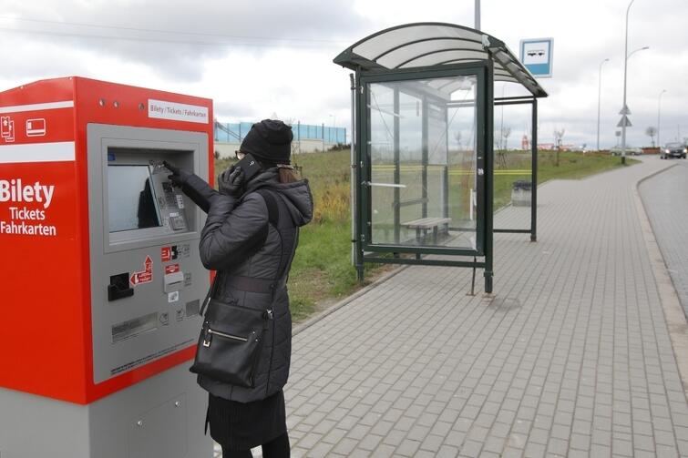 Nowy automat biletowy na przystanku Szczęśliwa oraz...