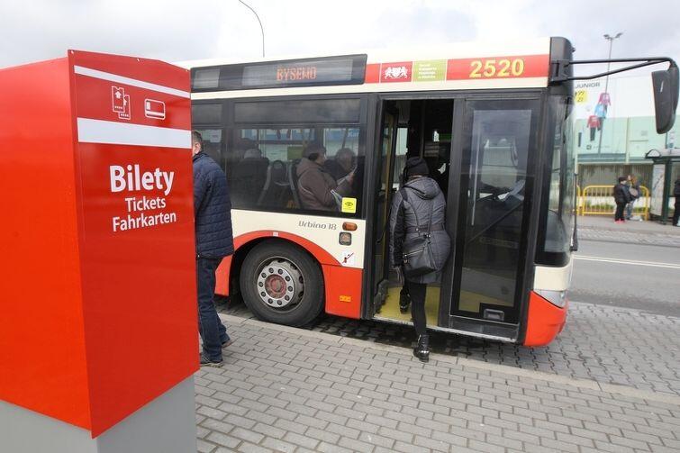 Nowe biletomaty na gdańskich przystankach. A w nich najtańsze bilety w relacji do średnich zarobków w województwie