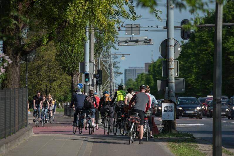 Kolejka rowerzystów na światłach przy al. Zwycięstwa, maj 2017