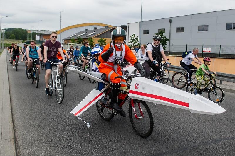 Myśliwiec X-Wing Star Wars w wersji rowerowej: z pilotem Lukiem Skywalkerem i R2-D2 na pokładzie. Najlepsze przebranie tegorocznego przejazdu