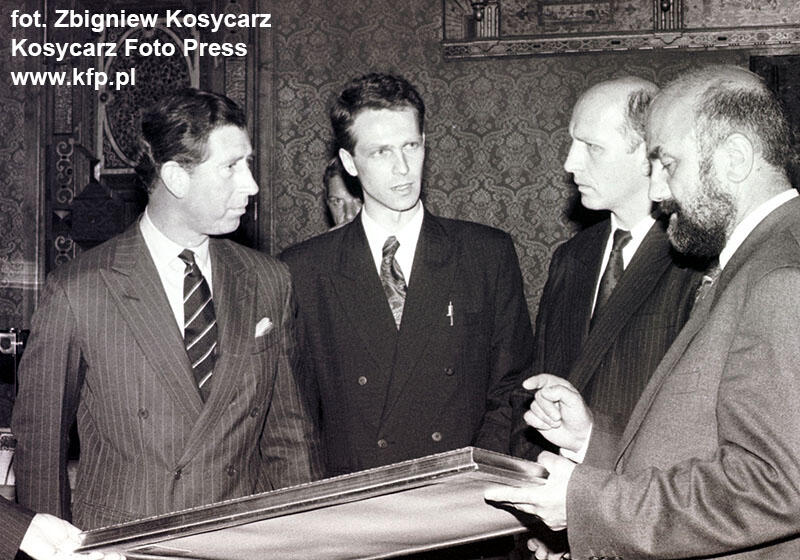 Książę Karol w Ratuszu Głównomiejskim otrzymuje podarunek od władz Gdańska: wojewody Macieja Płażyńskiego i prezydenta miasta Franciszka Jamroża