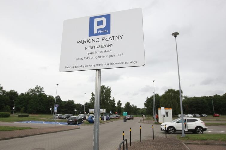 Gdańsk. Parking płatny w Brzeźnie przy promenadzie do molo przy ul. Czarny Dwór
