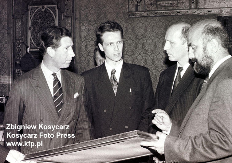 Maj 1993 roku - książę Karol (ojciec Williama) w Ratuszu Głównomiejskim w Gdańsku otrzymuje prezent od ówczesnego wojewody Macieja Płażyńskiego i prezydenta Gdańska Franciszka Jamroża (obaj po prawej). Pomiędzy nimi (drugi od lewej) stoi tłumacz