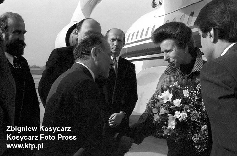 Powitanie księżniczki Anny na lotnisku w Rębiechowie w 1991 r. Kwiaty i uścisk ręki Andrzeja Januszajtisa, ówczesnego przewodniczącego Rady Miasta Gdańska