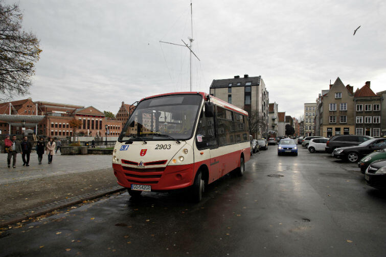Autobus linii 100 na trasie