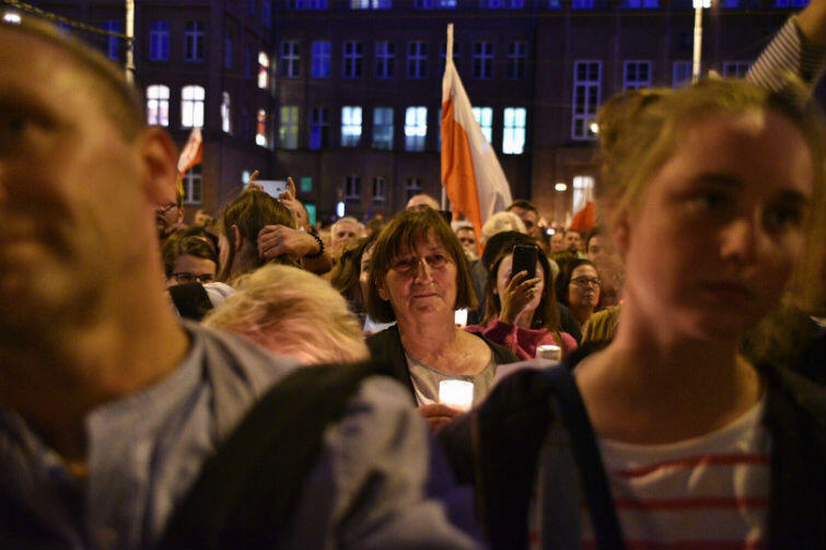Protestujący mieli też z sobą palące się świece