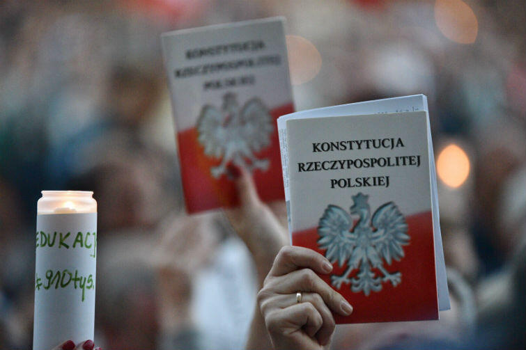 ... część z Konstytucją RP