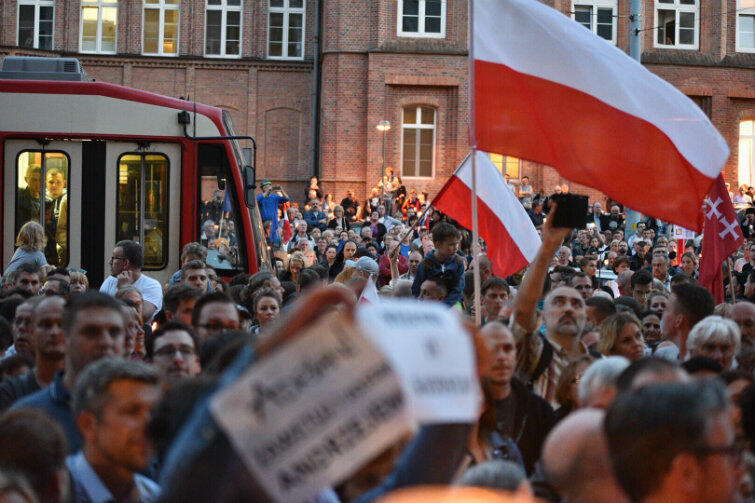 Tłum był tak duży, że nie mieścił się na chodnikach po obu stronach ul. Nowe Ogrody i zalał szeroką jezdnię