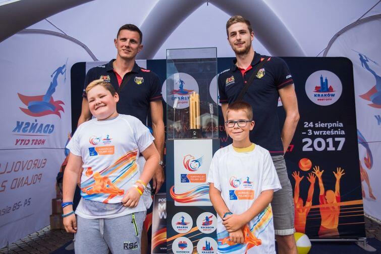 Siatkarze Lotosu Trefl Gdańsk Wojciech Grzyb (z lewej) i Przemysław Niemiec pozowali do zdjęć z młodymi kibicami i pucharem