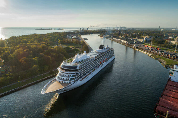 Niektóre ze statków zawijają do gdańskiego portu kilka i więcej razy w sezonie - zawsze z nową wycieczką. Na zdjęciu - Viking Sky przy Westerplatte w maju tego roku