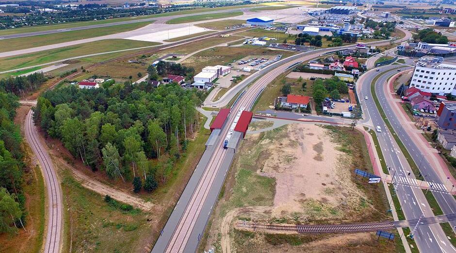 Dokładne miejsce lokalizacji przystanku Gdańsk Firoga. W tle Port Lotniczy im. L. Wałęsy