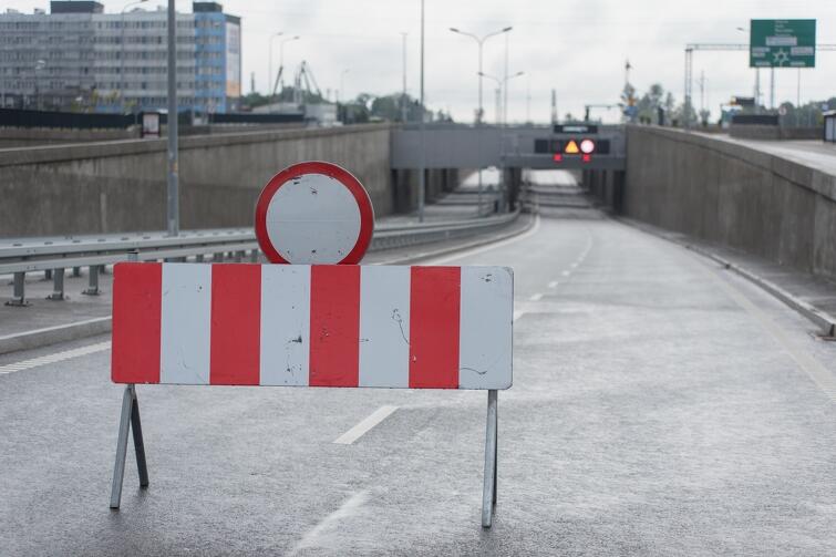 Od soboty, godz. 22, zamknięty jest wjazd do tunelu w kierunku Stogów. Tak będzie do wtorku - o godz. 6 rano ruch w kierunku Stogów będzie ponownie otwarty. Ekipa serwisowa przeniesie się wówczas do drugiej nitki Tunelu