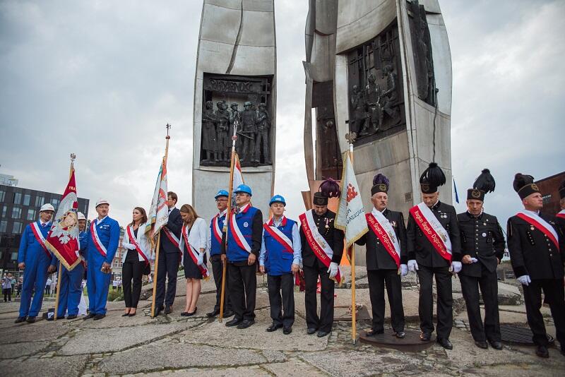Po tej stronie bramy Stoczni Gdańskiej świętowali związkowcy