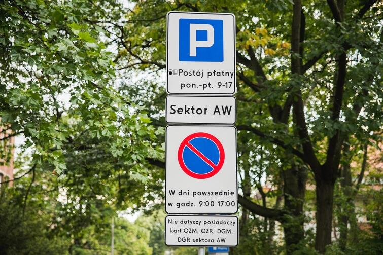 Przy wjazdach do każdej ze stref stoją znaki B-39 (strefa ograniczonego postoju) z informacją, że zakaz nie dotyczy posiadacza identyfikatora wydanego przez zarządcę drogi