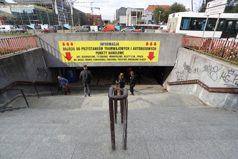 Tunel prowadzący od Bramy Wyżynnej w stronę powstającego Forum Gdańsk. Na lewo od niego powstanie przejście naziemne