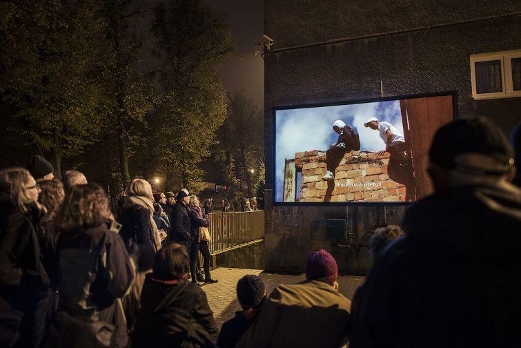 Pokaz wideo Run Free na ścianie Szkoły Podstawowej nr 21 na Biskupiej Górce, to pomysł Piotra Wysockiego i Dominika Jałowińskiego, prezentowany podczas ubiegłorocznych Narracji. Czym festiwal zaskoczy w Brzeźnie?