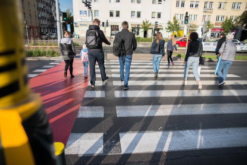 Piesi na przejściu przez al. Grunwaldzką w Górnym Wrzeszczu