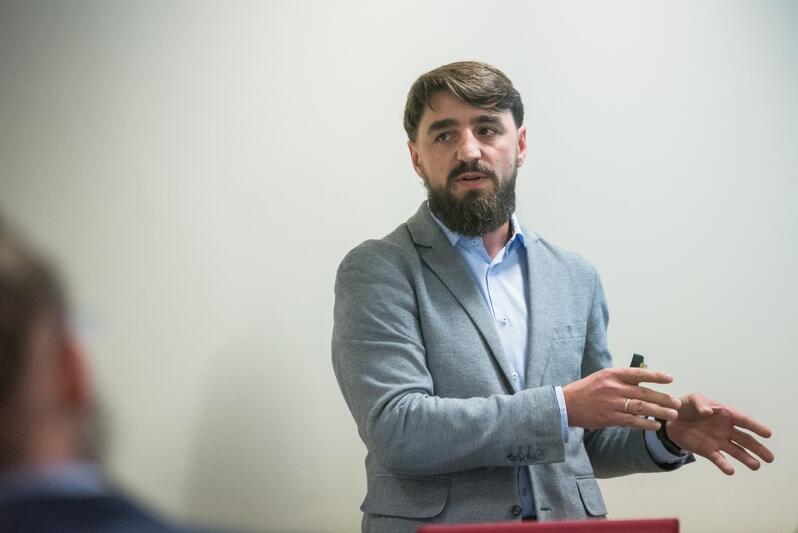 Tomasz Mackun z Politechniki Gdańskiej dowodził, że regularne (choć oczywiście nie codzienne) dojazdy taksówką i sporadyczny wynajem samochodu na weekend kosztuje mniej, niż utrzymanie własnego samochodu