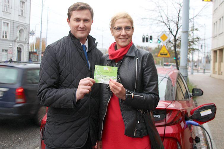 Identyfikator do darmowego parkowania auta elektrycznego. Nz. Piotr Grzelak, zastępca prezydenta Gdańska i Maja Lesińska, Dyrektor Handlowy Toyota Carter Gdańsk