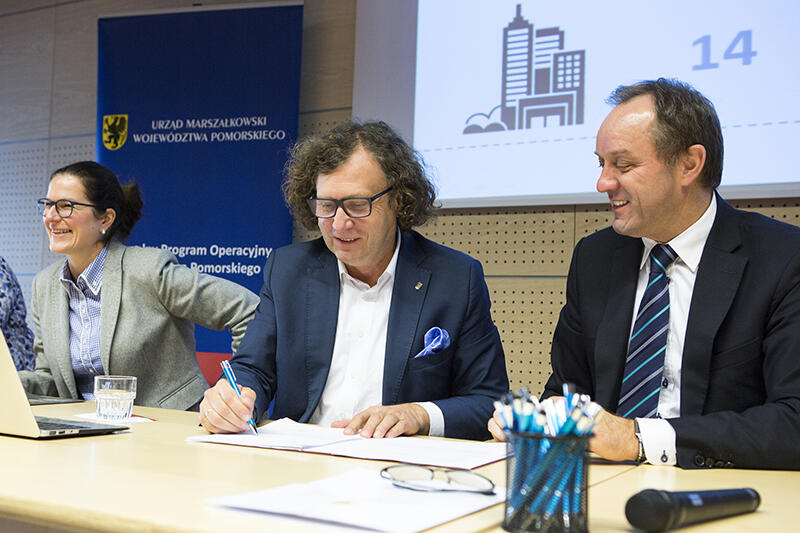 Jacek Karnowski podpisuje umowę w imieniu OMG-G-S, zaraz swój podpis złoży marszałek Mieczysław Struk