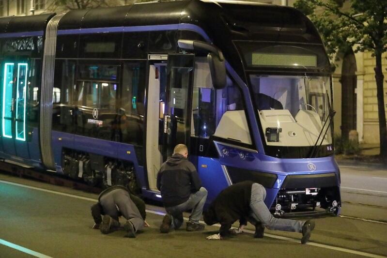 Zgodnie z przepisami bilet na przejazd zachowuje ważność w innym, najbliższym pojeździe zmierzającym w kierunku przystanku końcowego po stałej linii