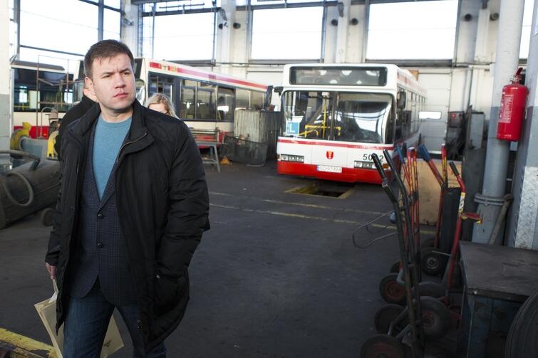 Stara zajezdnia autobusowa przy Hallera - to jej ostatnie lata funkcjonowania. Na zdjęciu - wizyta radnych z ukraińskiego Mariupola w 2015 r.