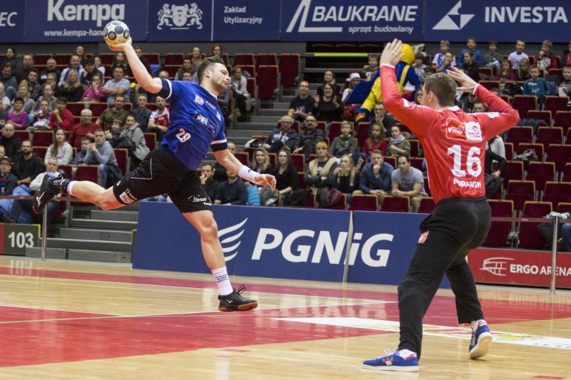 Mateusz Wróbel w ligowym meczu atakuje bramkę Orlenu Wisły Płock