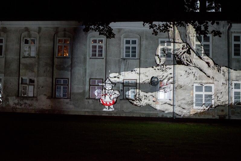 Gdańska Galeria Guntera Grassa zorganizowała na 90. urodziny pisarza happening multimedialny. Na budynku przy ul. Sierocej wyświetlano animowane grafiki artysty