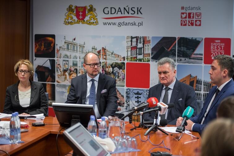 Prezydent Gdańska Paweł Adamowicz, podczas wtorkowej konferencji, wyjaśniał założenia projektu budżetu miasta na przyszły rok