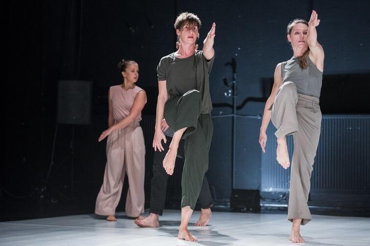 Nz. Katarzyna Chmielewska w spektaklu Teatru Dada von Bzdülöw Dzisiaj, Wszystko [nz.: pierwsza z lewej na pierwszym planie]