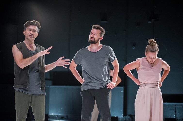 Autorem choreografii do spektaklu Dzisiaj, Wszystko jest Jakub Truszkowski [nz.: w środku]