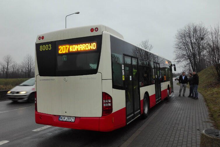 Supernowoczesny autobus linii 207 w drodze do Pruszcza Gdańskiego