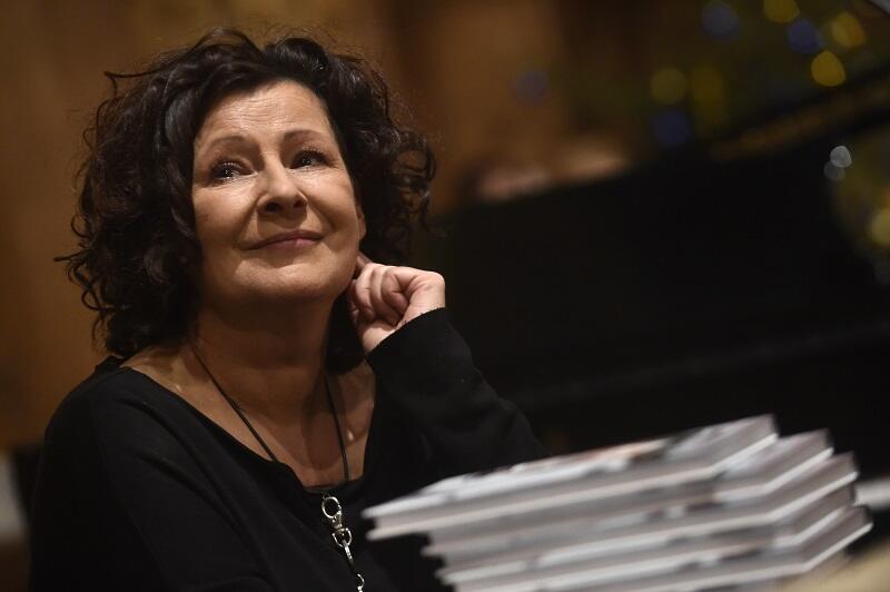 Dr Dorota Kolak - aktorka teatralna i telewizyjna, wykładowca akademicki, asystentka reżysera. Ma w dorobku ponad 100 ról teatralnych, 20 filmowych i 15 serialowych
