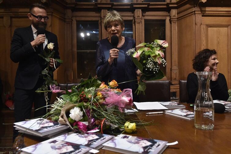Barbara Kanold pracowała nad książką o Dorocie Kolak pół roku. Obie zajęte, spotykały się w teatralnej garderobie przed spektaklami