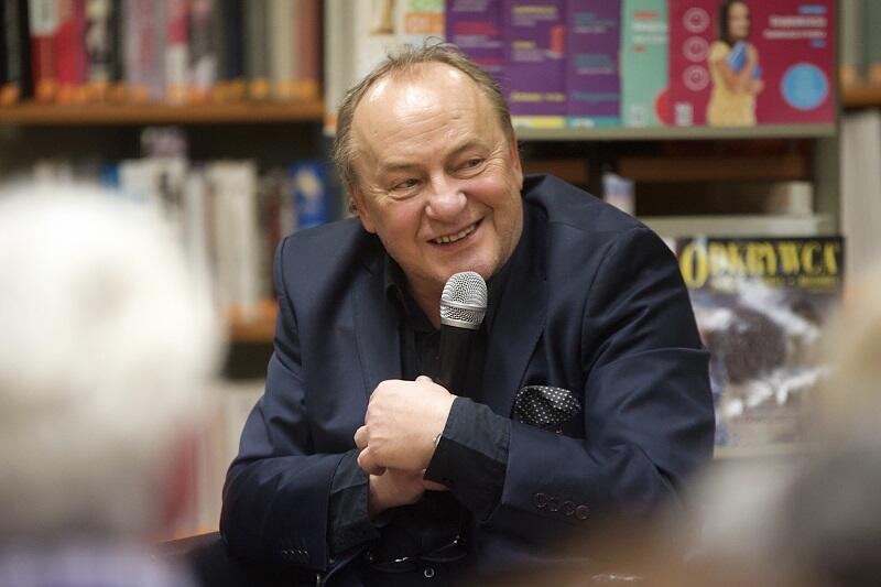 Janusz L. Wiśniewski na spotkaniu z wielbicielkami opowiadał m.in. o tym, jak poezja i muzyka wprowadzają go w nastój do pisania  