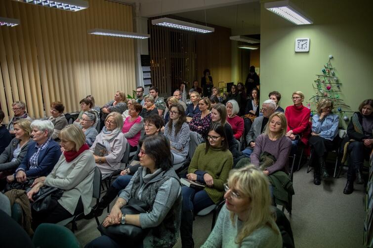 Pełna sala na spotkaniu z pisarzem