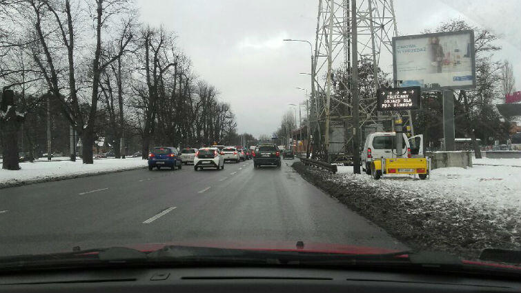 Treść komunikatu może się zmieniać. W tym przypadku wskazuje, w którym kierunku najlepiej jechać...